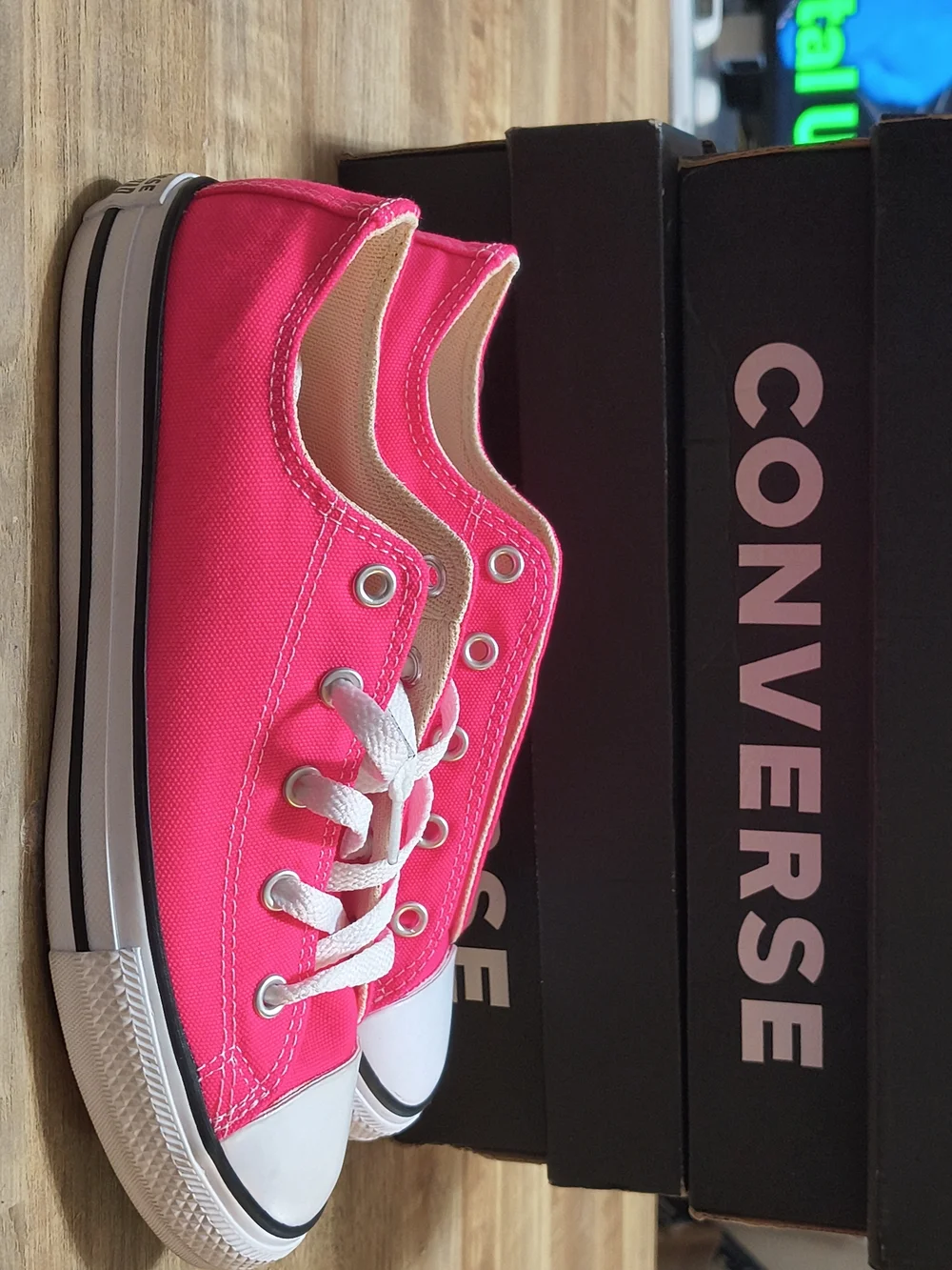 Converse Girls Low Top Canvas Sneakers in Hot Pink Size 3 New In Boxes